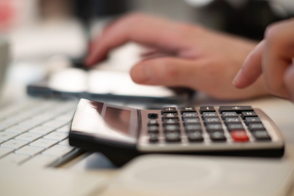 老理发店的三色灯与钱的温度